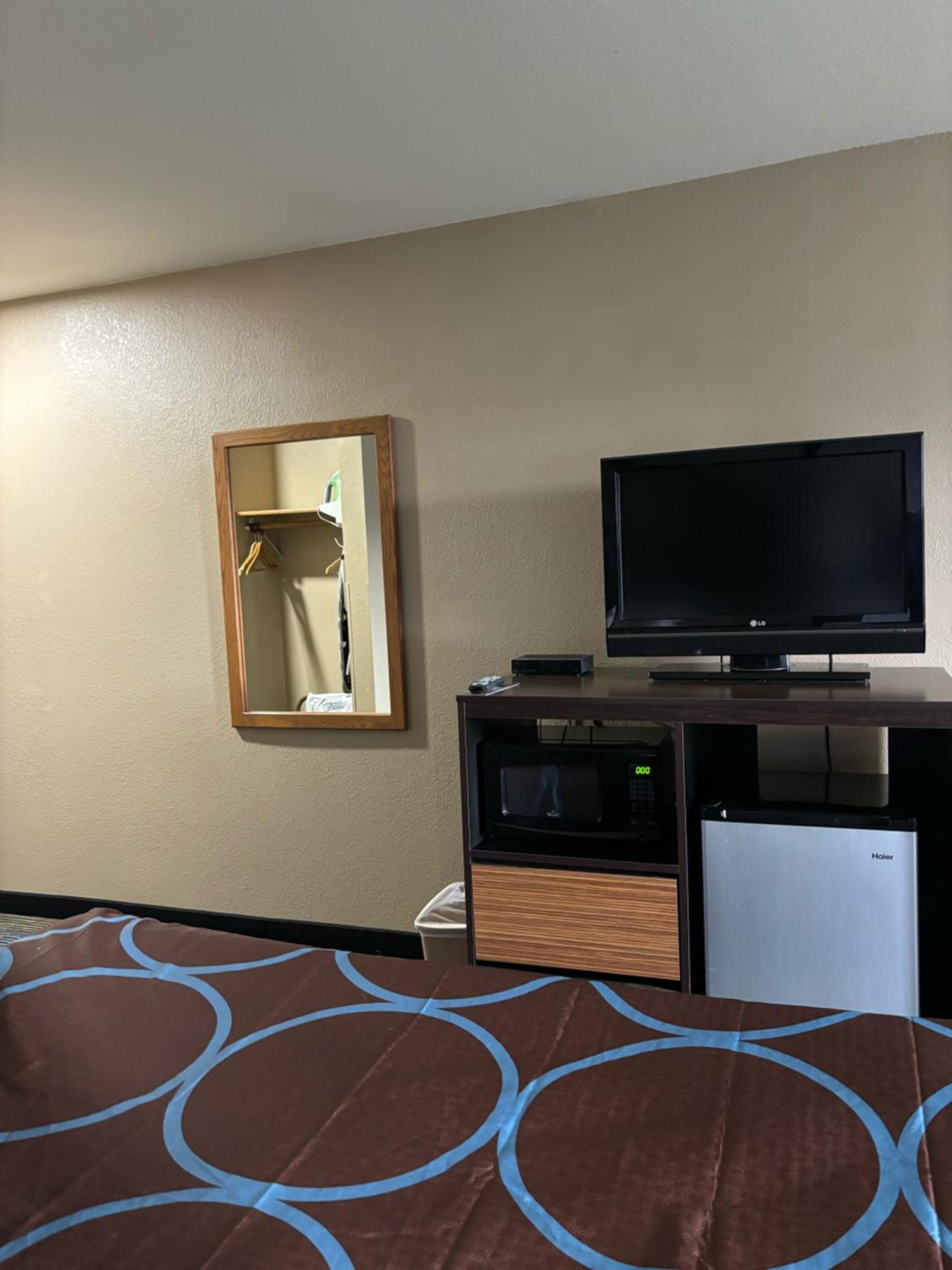 Super 8 By Wyndham Escanaba Ngoại thất bức ảnh