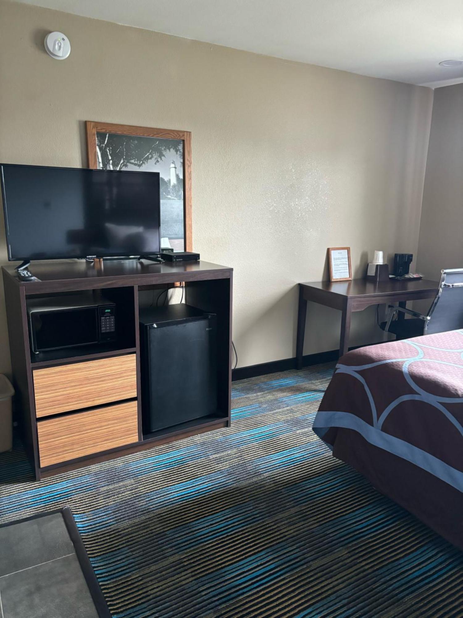 Super 8 By Wyndham Escanaba Ngoại thất bức ảnh